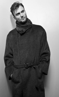 Yakışıklı, genç, zarif bir stüdyo resmi..