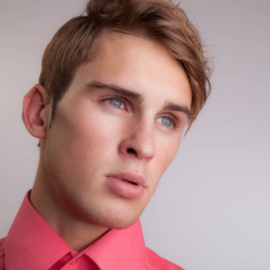 Yakışıklı, genç, zarif bir stüdyo resmi..