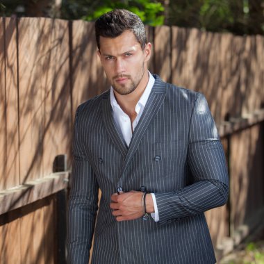 Ahşap arka planda yakışıklı bir gencin portresi..