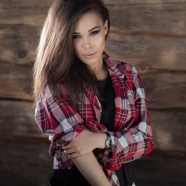 Retrato de hermosa joven sobre fondo de madera . —  Fotos de Stock