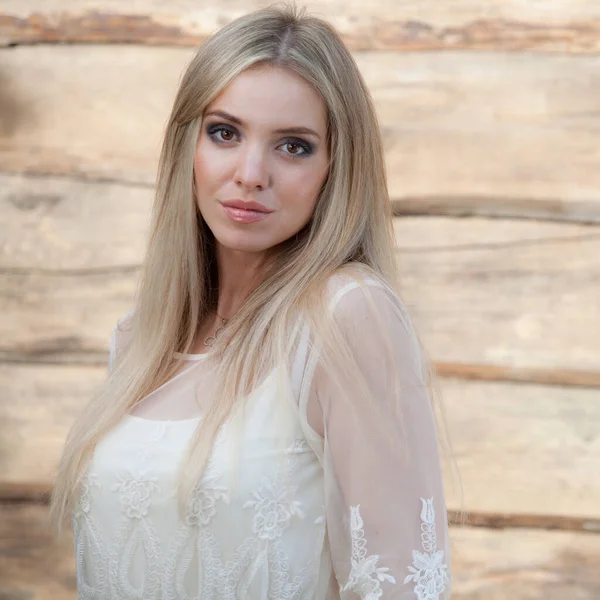 Retrato de hermosa joven sobre fondo de madera . —  Fotos de Stock