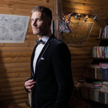 Evin içinde yakışıklı, zarif bir adam var..