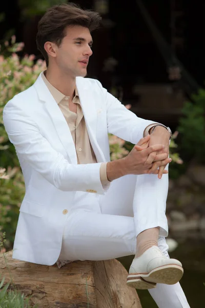 Jonge elegante knappe man poseren buiten. — Stockfoto