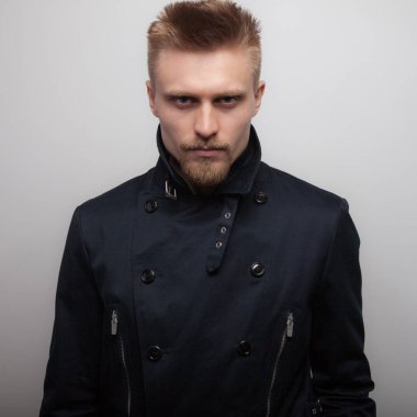 Yakışıklı, genç, zarif bir stüdyo resmi..