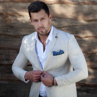 Ahşap arka planda yakışıklı bir gencin portresi..