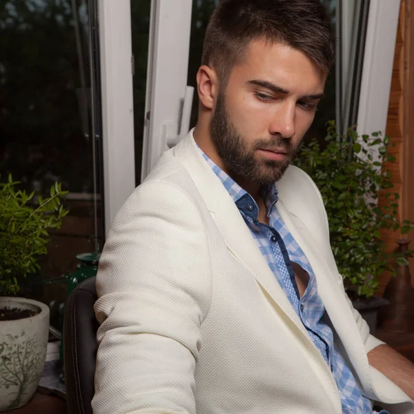 Bonito jovem homem elegante no interior da casa . — Fotografia de Stock