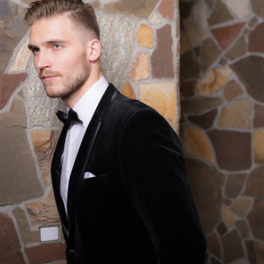 Evin içinde yakışıklı, zarif bir adam var..