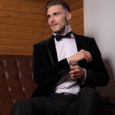 Evin içinde yakışıklı, zarif bir adam var..