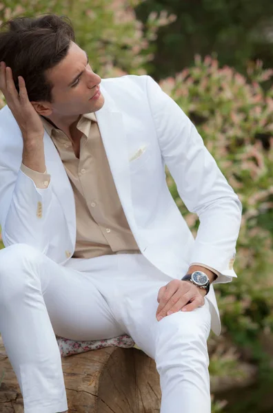 Jovem elegante bonito homem posando fora . — Fotografia de Stock