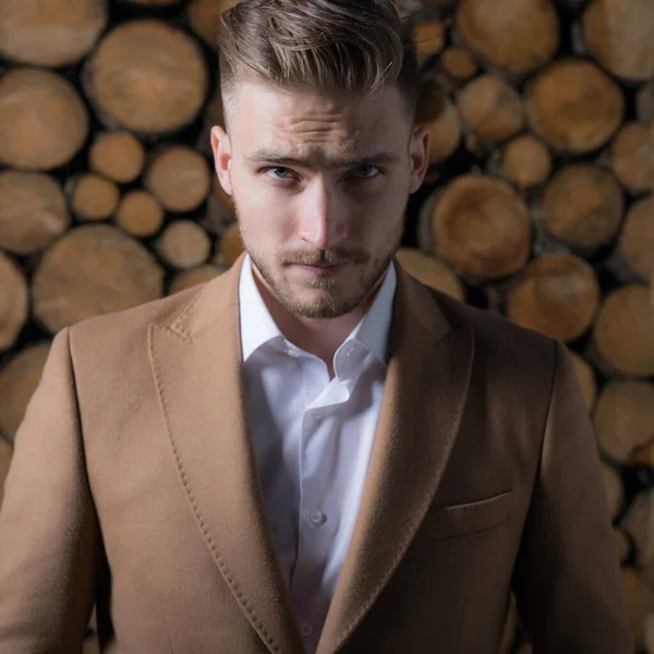 Retrato de joven guapo sobre fondo de madera . —  Fotos de Stock