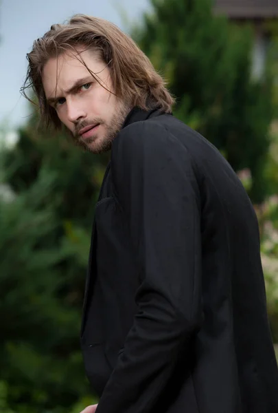 Young elegant handsome man posing outside. — Stock Photo, Image