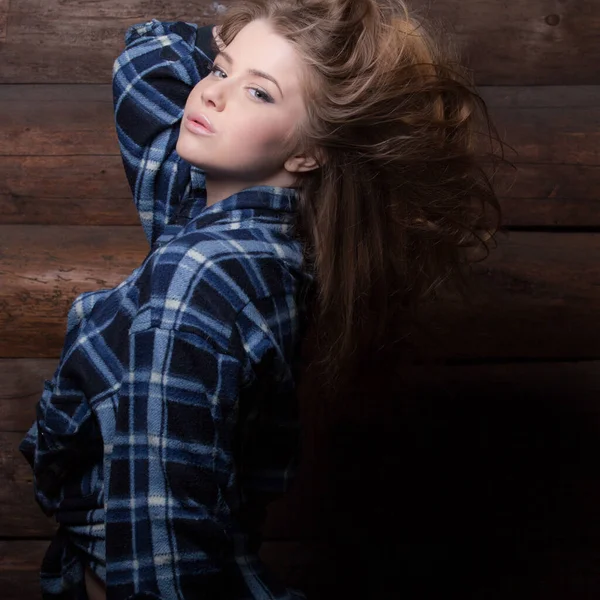 Portret pięknej młodej dziewczyny na drewnianym tle. — Zdjęcie stockowe