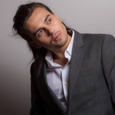 Yakışıklı, genç, zarif bir stüdyo resmi..