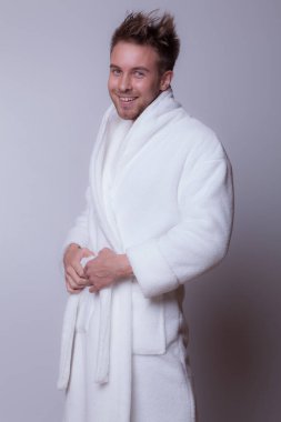 Yakışıklı, genç, zarif bir stüdyo resmi..