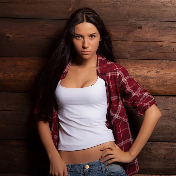 Retrato de hermosa joven sobre fondo de madera . —  Fotos de Stock