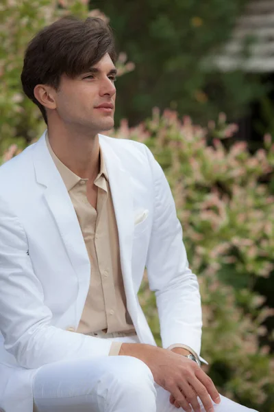 Jonge elegante knappe man poseren buiten. — Stockfoto