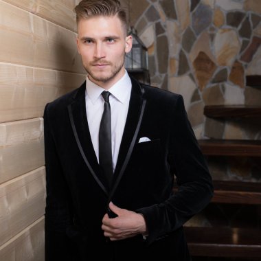 Evin içinde yakışıklı, zarif bir adam var..