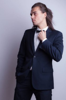 Yakışıklı, genç, zarif bir stüdyo resmi..