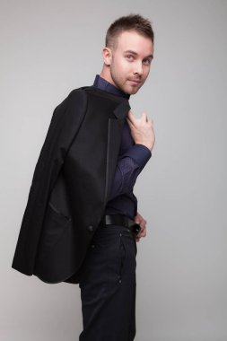 Yakışıklı, genç, zarif bir stüdyo resmi..