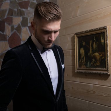 Evin içinde yakışıklı, zarif bir adam var..