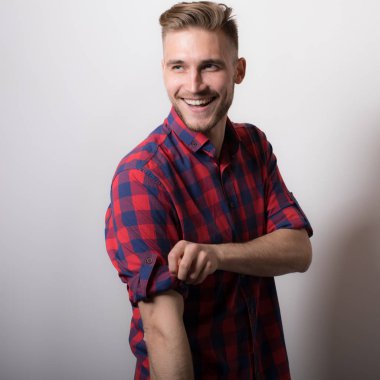 Yakışıklı, genç, zarif bir stüdyo resmi..