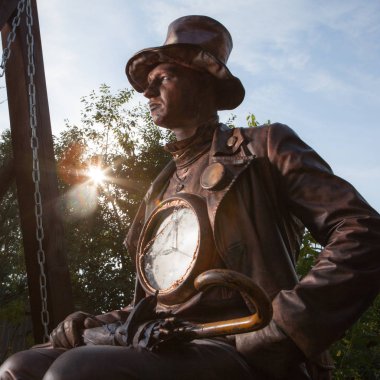 Peri masalı bronz saat tamircisinin stilize edilmiş sihirli karakteri.