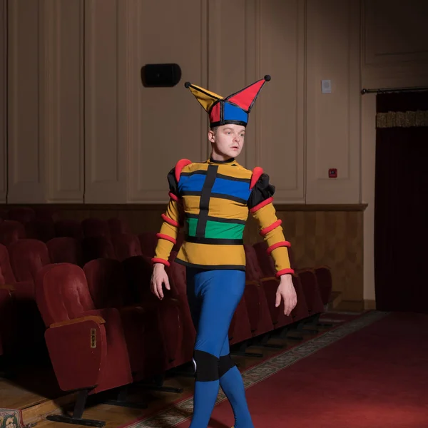 Ator vestido jesters traje no interior do teatro antigo . — Fotografia de Stock