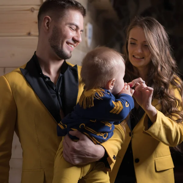 Famiglia felice giovane insieme in interno di casa di legno . — Foto Stock