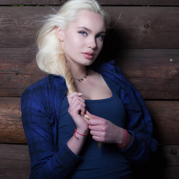 Retrato de hermosa joven sobre fondo de madera . — Foto de Stock