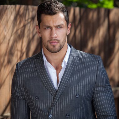 Ahşap arka planda yakışıklı bir gencin portresi..