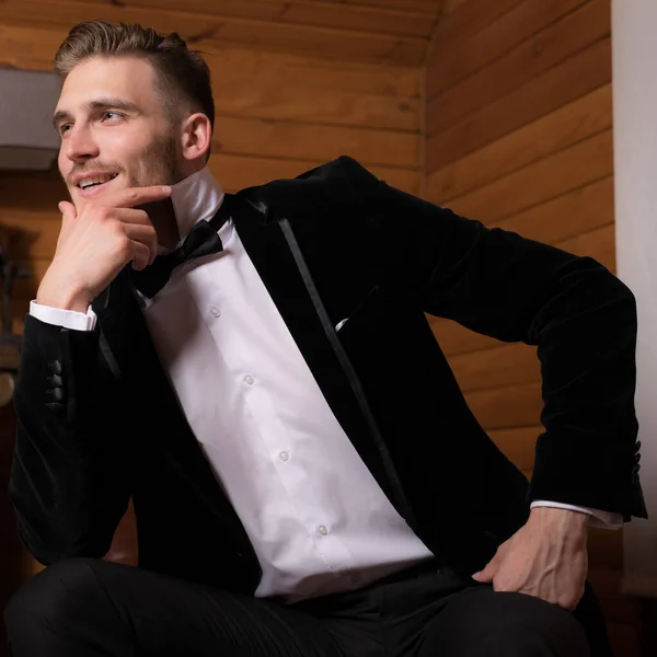 Bello giovane uomo elegante in interno della casa . — Foto Stock