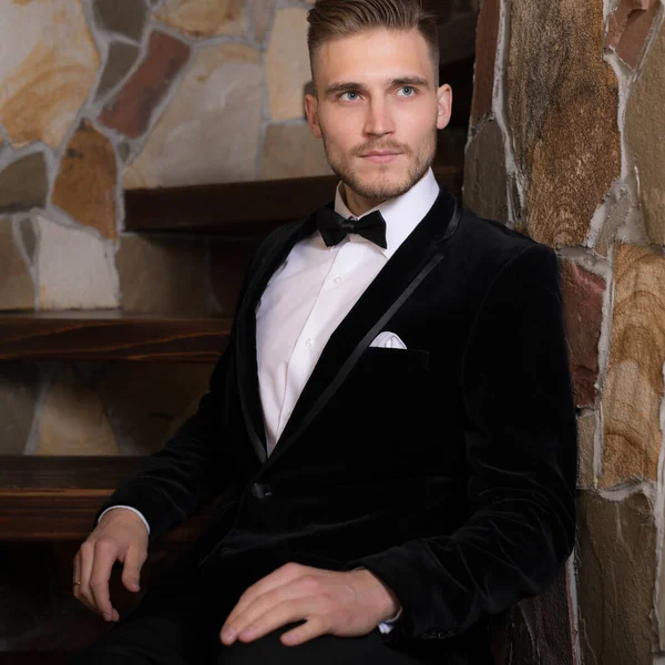 Bonito jovem homem elegante no interior da casa . — Fotografia de Stock