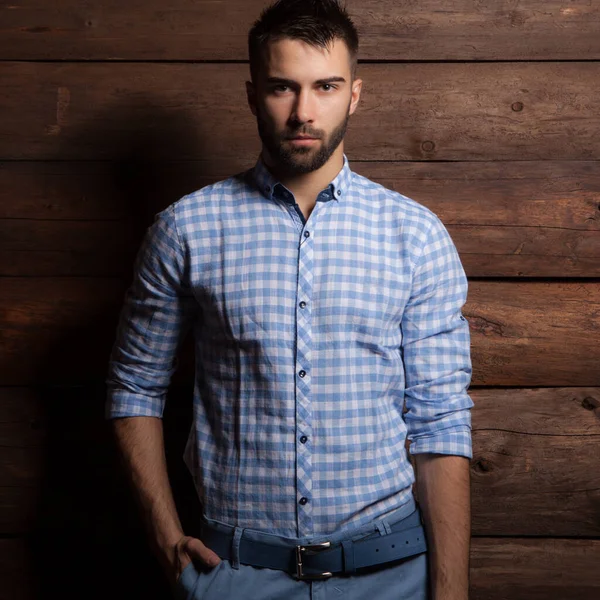 Portret van knappe jongeman op houten achtergrond. — Stockfoto