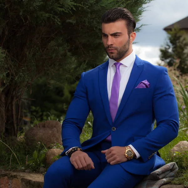 Young elegant handsome man posing outside. — Stock Photo, Image