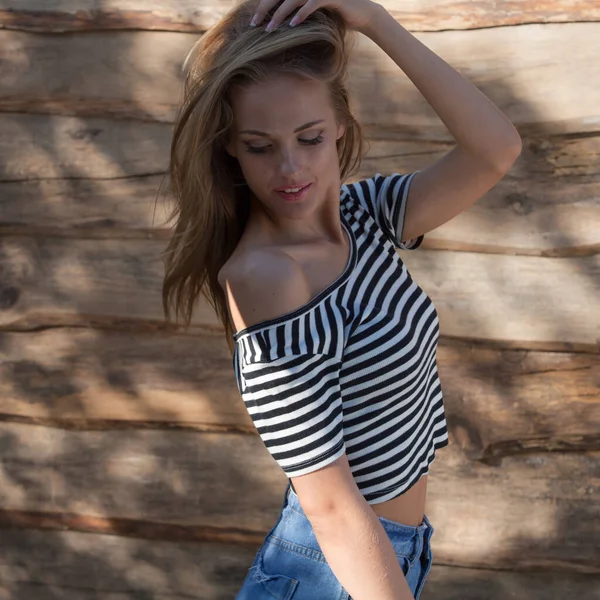 Retrato de hermosa joven sobre fondo de madera . — Foto de Stock