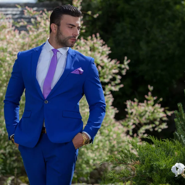 Jonge elegante knappe man poseren buiten. — Stockfoto