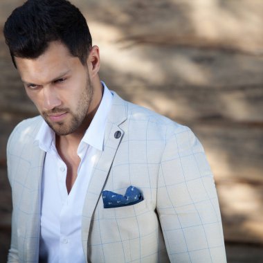 Ahşap arka planda yakışıklı bir gencin portresi..