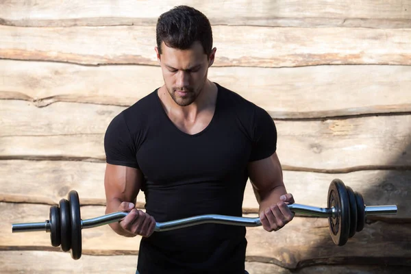 Porträt eines hübschen jungen Mannes auf hölzernem Hintergrund. — Stockfoto