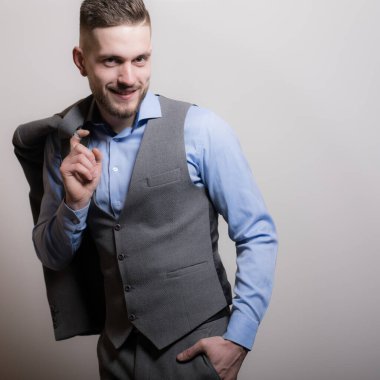 Yakışıklı, genç, zarif bir stüdyo resmi..