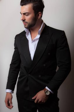 Yakışıklı, genç, zarif bir stüdyo resmi..