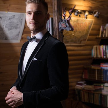 Evin içinde yakışıklı, zarif bir adam var..