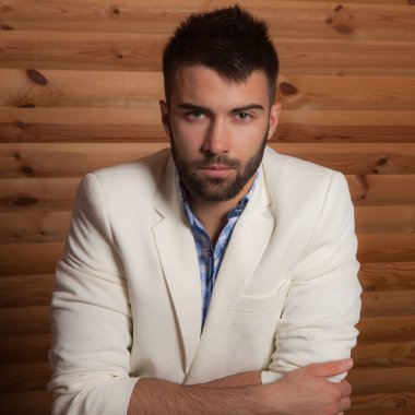 Evin içinde yakışıklı, zarif bir adam var..