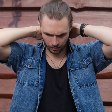 Ahşap arka planda yakışıklı bir gencin portresi..