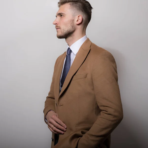 Bonito jovem elegante homem estúdio retrato . — Fotografia de Stock