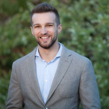 Dışarıda poz veren zarif yakışıklı genç adam..