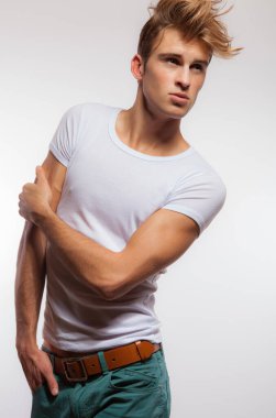 Yakışıklı, genç, zarif bir stüdyo resmi..