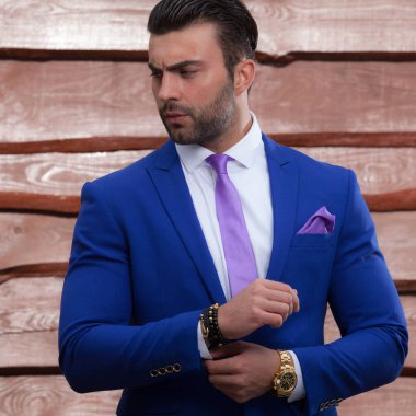 Ahşap arka planda yakışıklı bir gencin portresi..