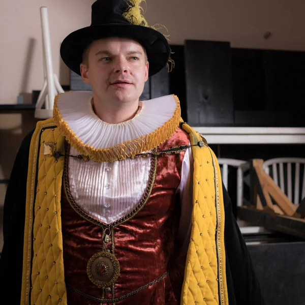 Actor vestido traje histórico en el interior del viejo teatro . —  Fotos de Stock