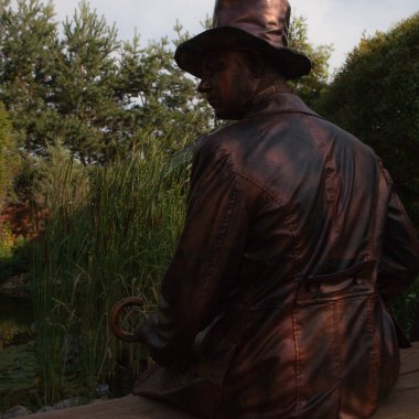 Peri masalı bronz saat tamircisinin stilize edilmiş sihirli karakteri.