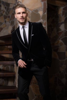 Evin içinde yakışıklı, zarif bir adam var..